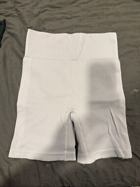 Ribbed High-Waist Women’s Bike Shorts — White